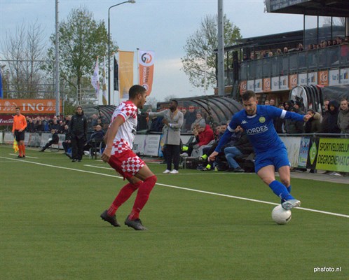 Kenny Anderson probeert een aanval op te zetten aan de zijlijn (foto: Philip Schmidt / phsfoto)