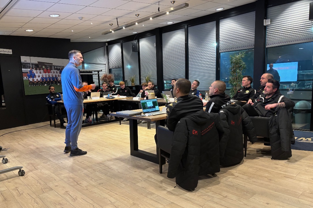 Acht ASWH-jeugdtrainers gestart met VC1-cursus bij ASWH | ASWH